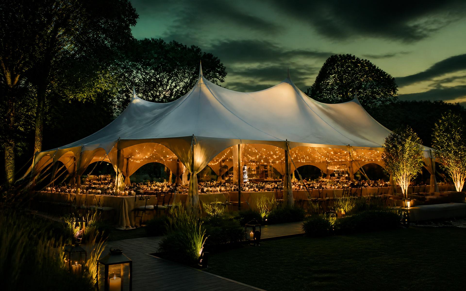 Elegante feesttent bij avondlicht
